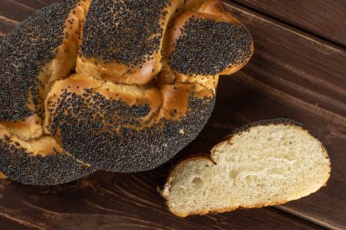 Kahverengi ahşap bükülmüş haşhaş tohumu topuzun