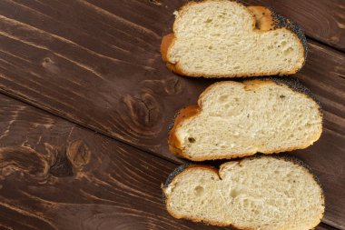 Kahverengi ahşap bükülmüş haşhaş tohumu topuzun