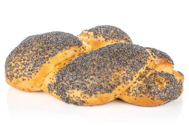 Bükülmüş haşhaş tohumu çörek beyaz izole