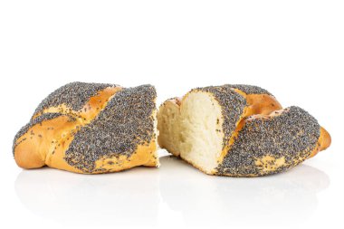 Bükülmüş haşhaş tohumu çörek beyaz izole