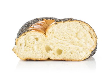 Bükülmüş haşhaş tohumu çörek beyaz izole