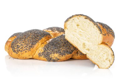 Bükülmüş haşhaş tohumu çörek beyaz izole