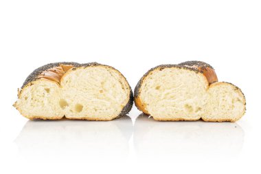 Bükülmüş haşhaş tohumu çörek beyaz izole