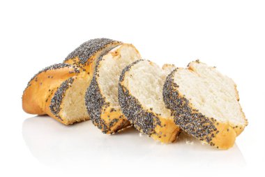 Bükülmüş haşhaş tohumu çörek beyaz izole