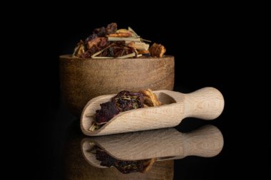 Siyah cam üzerine izole karışık meyve çayı