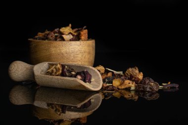 Siyah cam üzerine izole karışık meyve çayı