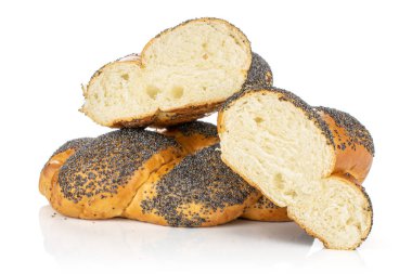 Bükülmüş haşhaş tohumu çörek beyaz izole