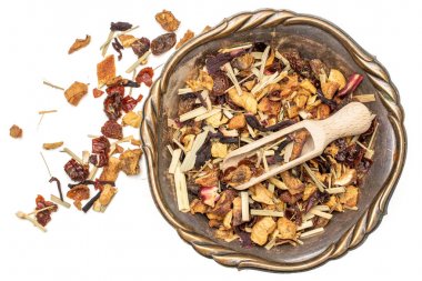 Karışık meyve çayı beyaz izole