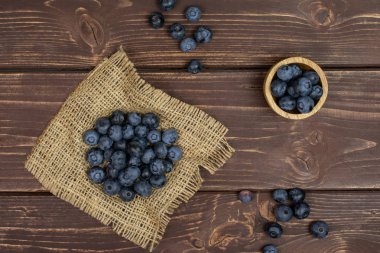Kahverengi ahşap fresj mavi böğürtlen
