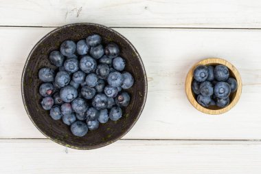 Gri ahşap fresj mavi böğürtlen