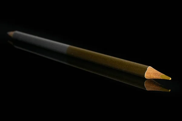 Яскравий кольоровий олівець ізольований на чорному склі — стокове фото