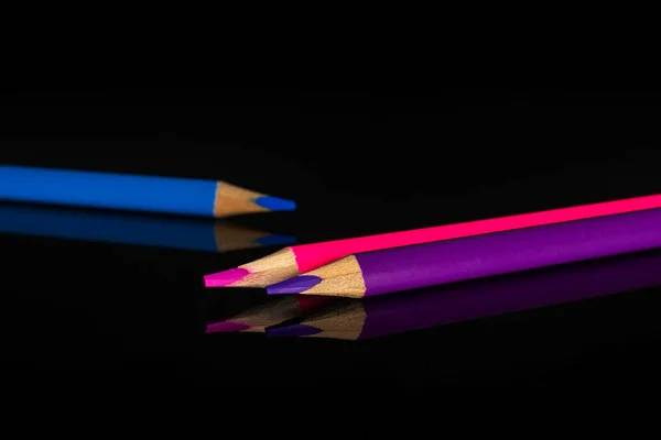 Lápiz de colores vibrante aislado en vidrio negro — Foto de Stock