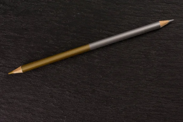 Ζωντανό Έγχρωμο μολύβι σε γκρίζα πέτρα — Φωτογραφία Αρχείου