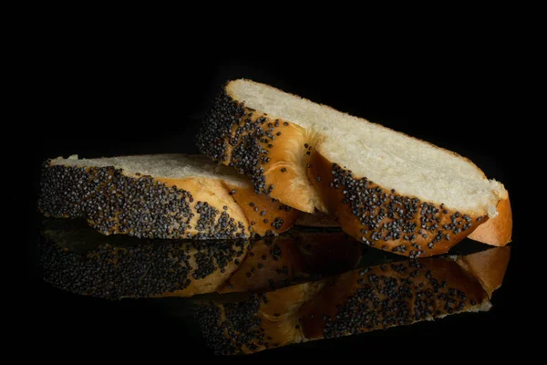 Pão de semente de papoula torcido isolado em vidro preto — Fotografia de Stock