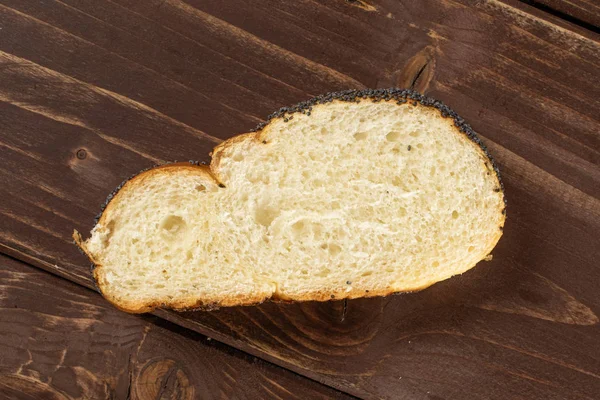 茶色の木にねじれたケシの種のパン — ストック写真