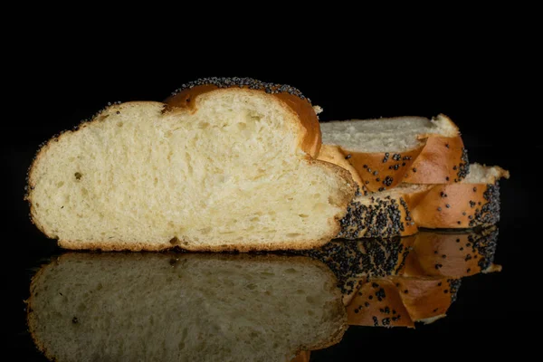 Στριμμένο ψωμάκι παπαρούνας απομονώνεται σε μαύρο γυαλί — Φωτογραφία Αρχείου