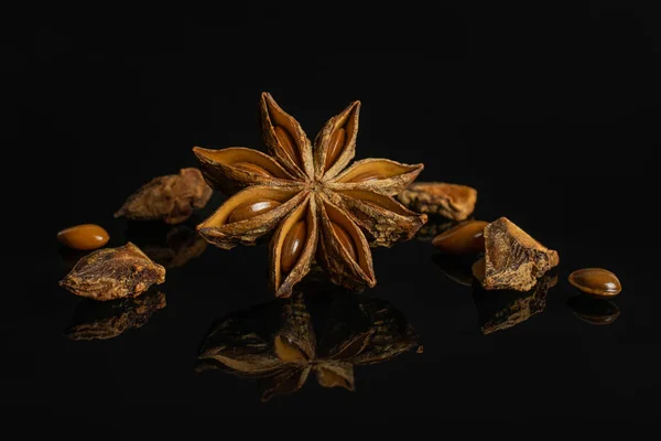 Dry star anise isolated on black glass — Stock Photo, Image