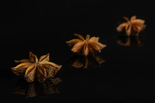 Anis étoilé sec isolé sur verre noir — Photo