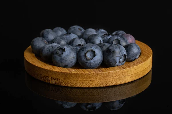 Frresj blå blåbær isolert på svart glass – stockfoto