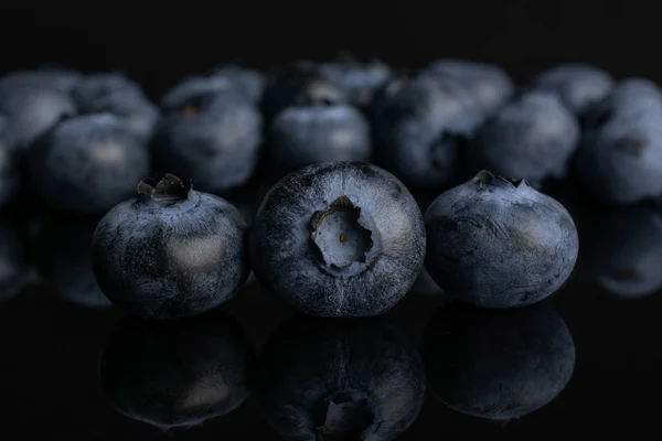 Myrtille bleue fraîche isolée sur verre noir — Photo
