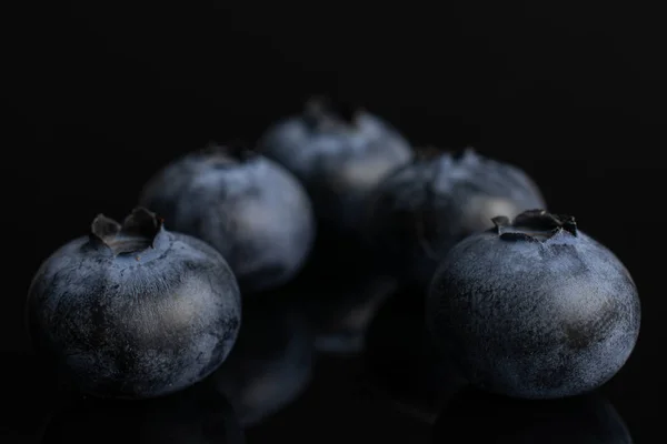 Фрезія синя білокрилка ізольована на чорному склі — стокове фото