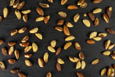 Gri taş üzerinde ham brezilya fıstığı