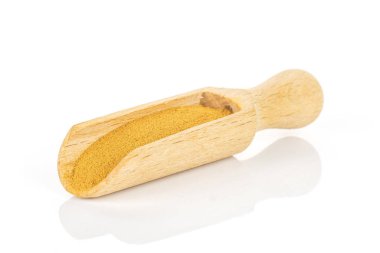 Kuru kahverengi tarçın beyaz izole