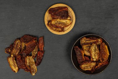 Gri taş üzerine kırmızı kurutulmuş domates