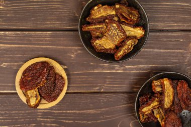 Kahverengi ahşap üzerine kırmızı kurutulmuş domates