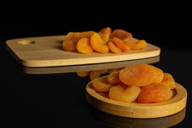 Kuru portakal kayısı siyah cam izole