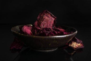 Siyah cam üzerine izole edilmiş kurutulmuş kırmızı pancar