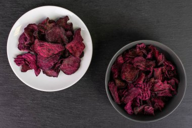 Gri taş üzerinde kurutulmuş kırmızı pancar