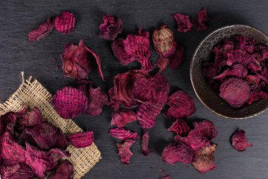 Gri taş üzerinde kurutulmuş kırmızı pancar