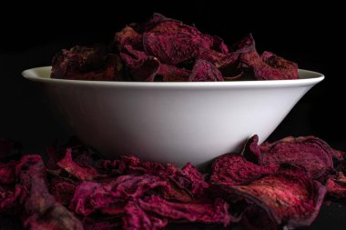 Siyah cam üzerine izole edilmiş kurutulmuş kırmızı pancar