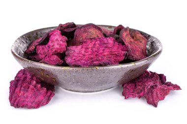 Beyaz üzerine izole edilmiş kurutulmuş kırmızı pancar