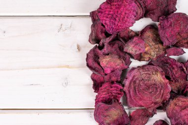Gri ahşap üzerinde kurutulmuş kırmızı pancar