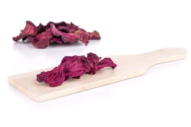 Beyaz üzerine izole edilmiş kurutulmuş kırmızı pancar