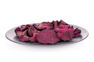 Beyaz üzerine izole edilmiş kurutulmuş kırmızı pancar