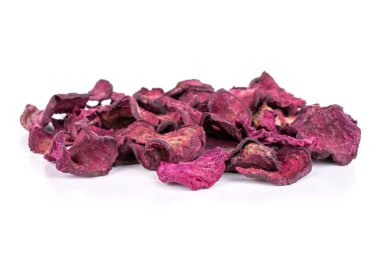 Beyaz üzerine izole edilmiş kurutulmuş kırmızı pancar