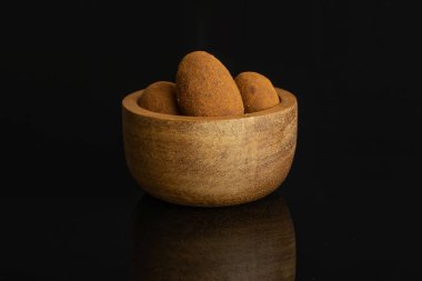 Çikolata tarçın badem siyah cam izole