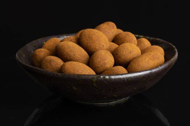 Çikolata tarçın badem siyah cam izole