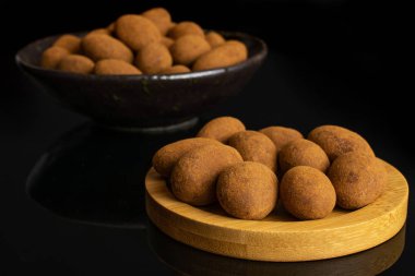 Çikolata tarçın badem siyah cam izole