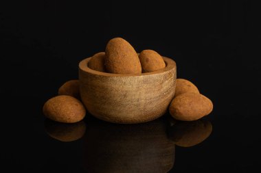 Çikolata tarçın badem siyah cam izole