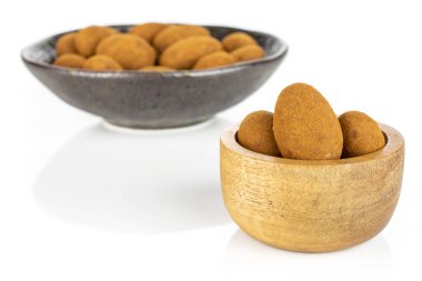 Çikolata tarçın badem beyaz izole