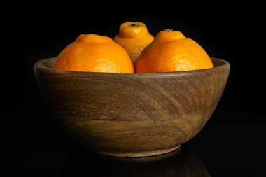 Turuncu minneola tangelo siyah cam izole