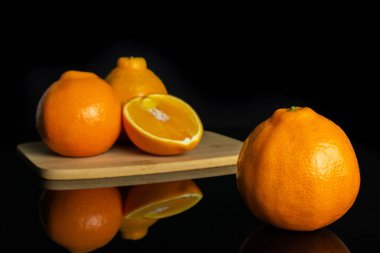 Turuncu minneola tangelo siyah cam izole