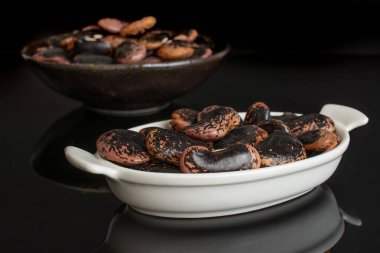 Siyah cam üzerine izole edilmiş lekeli mor fasulye