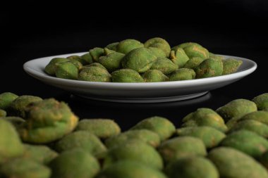 Yeşil wasabi fıstık siyah cam izole