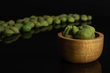 Yeşil wasabi fıstık siyah cam izole