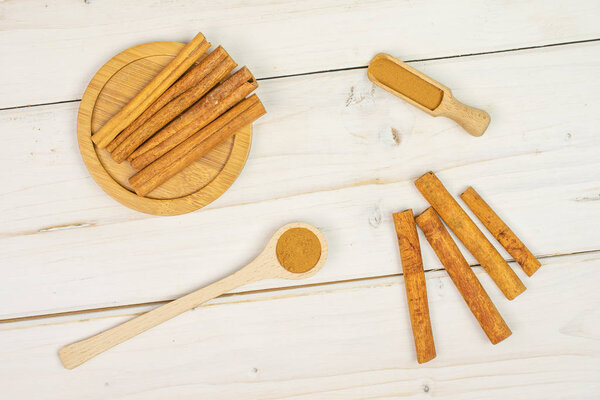 Сухая коричневая корица на серой древесине
